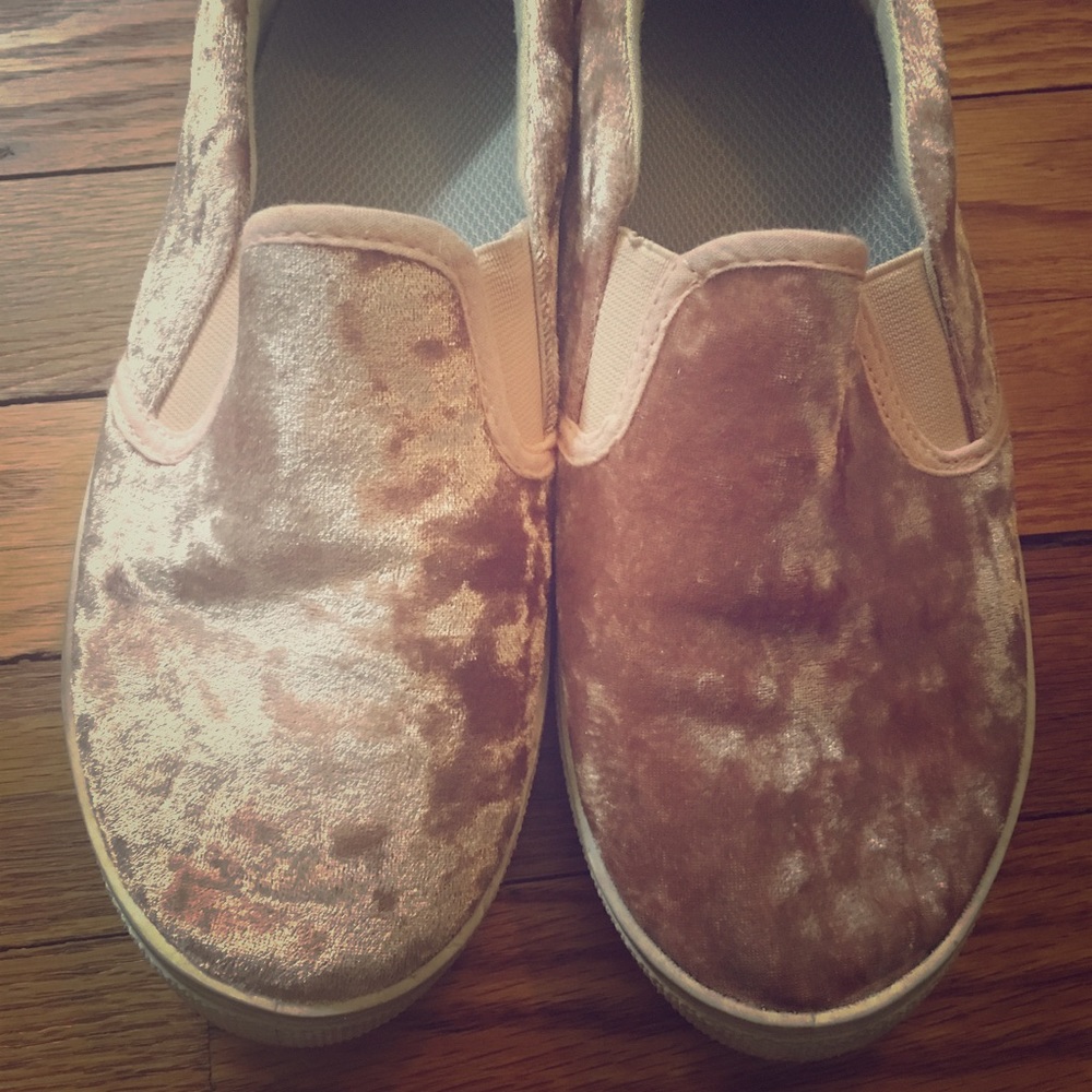 Crushed Velvet Pink Slip-On’s 🌸